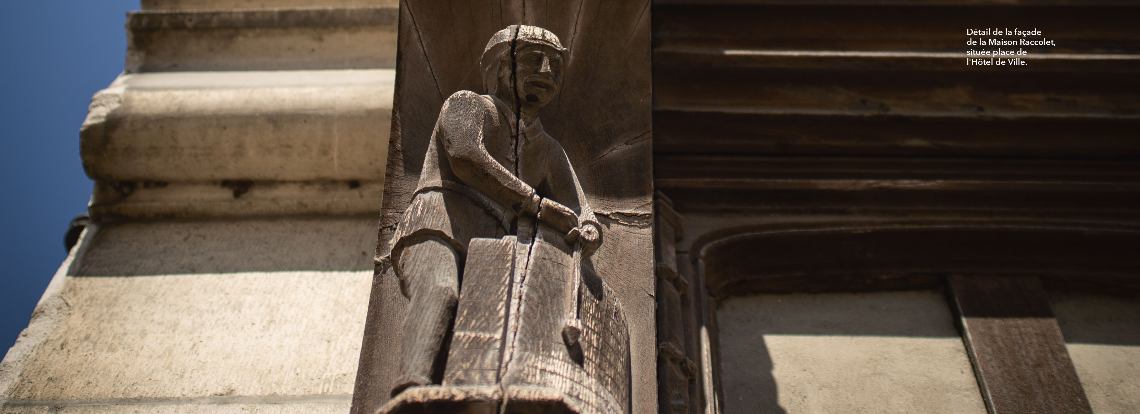 Détail de la façade de la Maison Raccolet, place Hôtel de Ville.